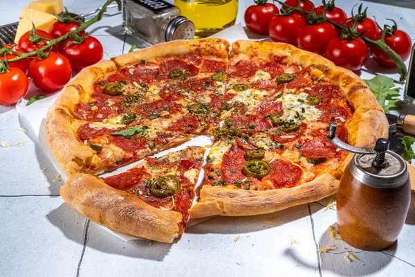 Traditionell Italiensk Peperoni Pizza Serveras Hemma Eller Restaurang Kaklat Bord — Stockfoto