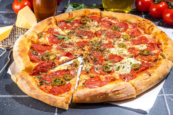 Традиційна Італійська Піца Пепероні Подається Вдома Або Ресторані Плитковому Столі — стокове фото