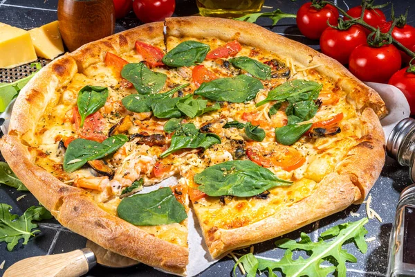 Пицца Мидиями Креветками Рыбой Классическая Итальянская Пицца Морепродуктами Пицца Азиатском — стоковое фото