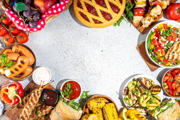 Verschiedene Grillspezialitäten Und Getränke Lagen Flach Sommer Grillpicknick Verschiedene Grillgerichte — Stockfoto