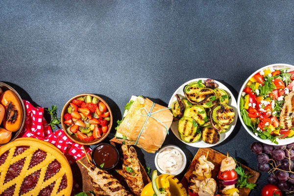 Verschiedene Grillspezialitäten Und Getränke Lagen Flach Sommer Grillpicknick Verschiedene Grillgerichte — Stockfoto