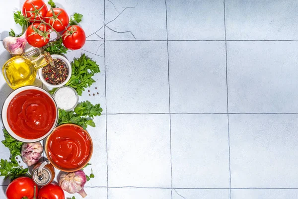 自制番茄酱 两个装有番茄酱和烹调配料的碗 生鲜西红柿 橄榄油 调味品 放在白色滴定的背景色复制空间 — 图库照片