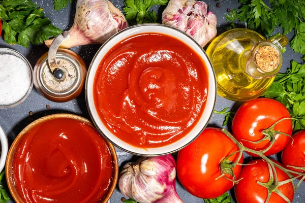 Hemlagad Ketchup Sås Två Skål Med Tomat Ketchup Röd Sås — Stockfoto