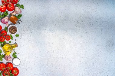Yemek malzemeleri arka planında. Baharat, karabiber, sarımsak, soğan, yeşillik, domates. Beyaz taş masa üzerindeki zeytinyağı. Üst görünüm fotokopi alanı. Hazırlık sağlıklı gıda geçmişi.