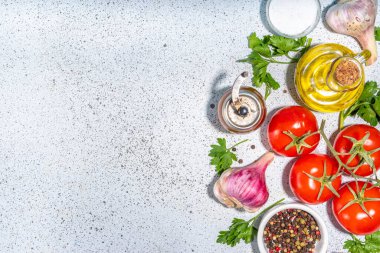 Yemek malzemeleri arka planında. Baharat, karabiber, sarımsak, soğan, yeşillik, domates. Beyaz taş masa üzerindeki zeytinyağı. Üst görünüm fotokopi alanı. Hazırlık sağlıklı gıda geçmişi.