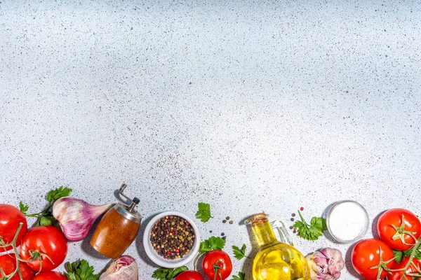 Matlagning Ingredienser Bakgrund Kryddor Svartpeppar Vitlök Lök Gröna Grönsaker Tomater — Stockfoto