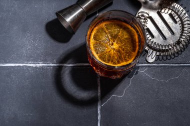Portakal dilimli sert alkol içeceği. Kurutulmuş portakal ve viski ile Negroni kokteyli, kopyalama alanı   