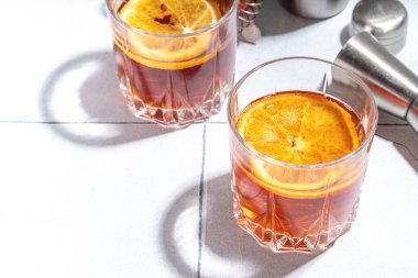 Portakal dilimli sert alkol içeceği. Kurutulmuş portakal ve viski ile Negroni kokteyli, kopyalama alanı   