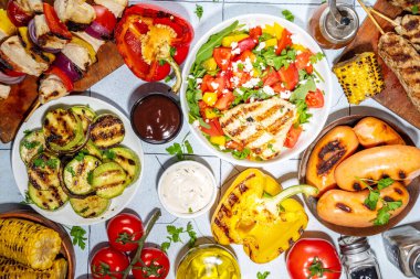 Izgara yaz bbq tabakları. Barda piknik pikniği çeşitli ızgara yiyeceklerle - şiş kebap şiş şiş, ızgara mısır, kızarmış tavuk salata, biftek, sosis, sebze