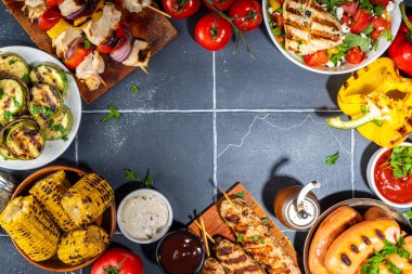 Izgara yaz bbq tabakları. Barda piknik pikniği çeşitli ızgara yiyeceklerle - şiş kebap şiş şiş, ızgara mısır, kızarmış tavuk salata, biftek, sosis, sebze