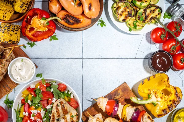 Izgara Yaz Bbq Tabakları Barda Piknik Pikniği Çeşitli Izgara Yiyeceklerle — Stok fotoğraf