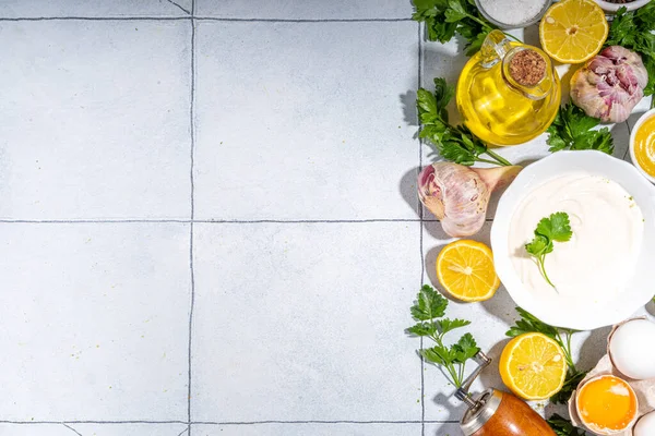 自家製マヨネーズソース 新鮮な食材を使ったマヨネーズのボウル Top View Copy Space — ストック写真