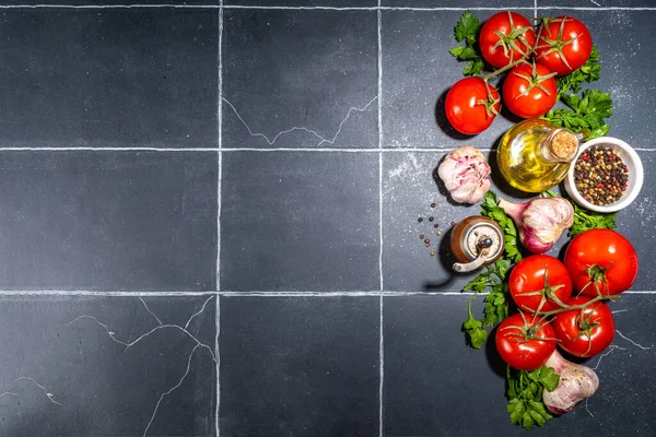 Cozinhar Ingredientes Fundo Especiarias Pimenta Preta Alho Cebola Verduras Tomates — Fotografia de Stock