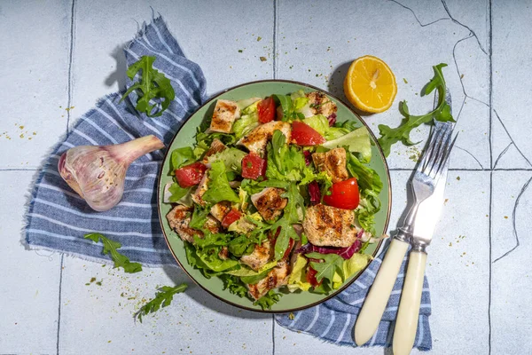 Alimento Saludable Dieta Equilibrada Ensalada Verde Con Filete Pechuga Pollo — Foto de Stock