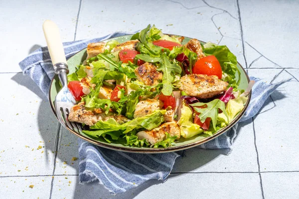 Alimentação Saudável Equilibrada Salada Verde Com Filé Peito Frango Grelhado — Fotografia de Stock