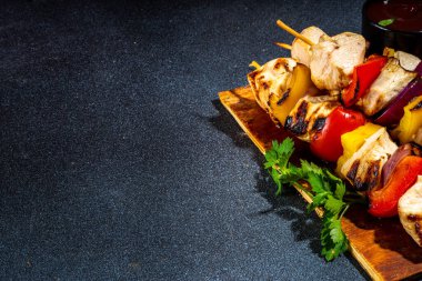 Tahta şişler üzerinde tavuk ve sebze kebabı, sağlıklı dengeli diyet bar-b-q parti tarifi, koyu gri arka plan fotokopi alanı üst görünüm