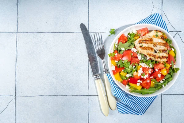 Alimentação Saudável Equilibrada Salada Verde Com Filé Peito Frango Grelhado — Fotografia de Stock