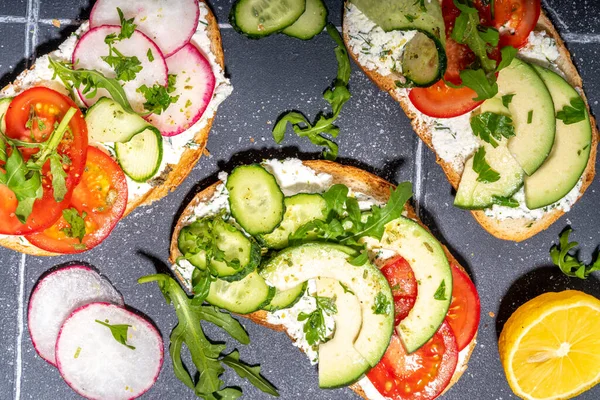 Toast Mit Frischkäse Oder Quark Mit Frischem Gemüse Tomate Avocado — Stockfoto