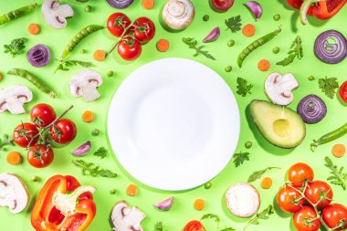 Çeşitli taze sebzeler. Çiğ organik sebzeler, salata malzemeleri açık yeşil arka planda parlak düz çizgi. Sağlıklı beslenme, vejetaryen vejetaryen yemek pişirme arka plan fotokopi alanı