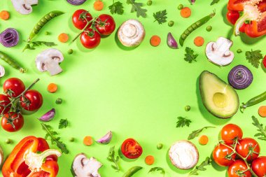 Çeşitli taze sebzeler. Çiğ organik sebzeler, salata malzemeleri açık yeşil arka planda parlak düz çizgi. Sağlıklı beslenme, vejetaryen vejetaryen yemek pişirme arka plan fotokopi alanı