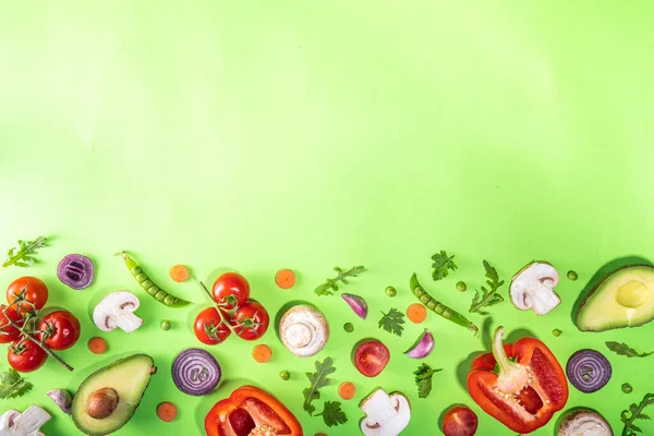 Çeşitli taze sebzeler. Çiğ organik sebzeler, salata malzemeleri açık yeşil arka planda parlak düz çizgi. Sağlıklı beslenme, vejetaryen vejetaryen yemek pişirme arka plan fotokopi alanı