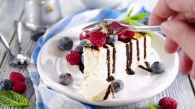 Kapalı çekimde çikolatalı ve taze dutlu klasik cheesecake yemek yaz kahvaltısı için ev yapımı cheesecake. 