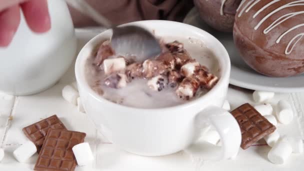 自家製ホットチョコレート爆弾マシュマロとチョコレートとナッツ チョコレートボールでココアを作る料理 ミルクでコカ爆弾をドロップ — ストック動画