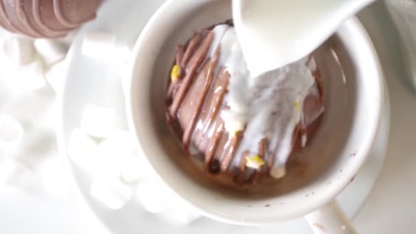 Bomba Caseira Chocolate Quente Com Marshmallow Chocolates Nozes Cozinhar Fazendo — Vídeo de Stock