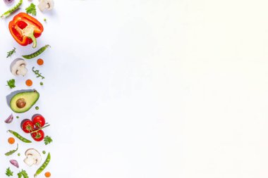 Çeşitli taze sebzeler. Çiğ organik sebzeler, salata malzemeleri beyaz arka planda parlak yassı. Sağlıklı beslenme, vejetaryen vejetaryen yemek pişirme arka plan fotokopi alanı