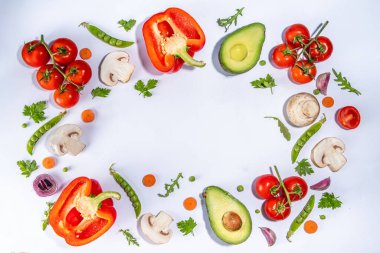 Çeşitli taze sebzeler. Çiğ organik sebzeler, salata malzemeleri beyaz arka planda parlak yassı. Sağlıklı beslenme, vejetaryen vejetaryen yemek pişirme arka plan fotokopi alanı