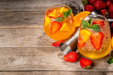 Ev yapımı Köpüklü Beyaz Şarap Sangria. Soğuk köpüklü meyve ve meyveli içecek, alkolsüz limonata taze çilek ve portakallı, kopyalama alanı