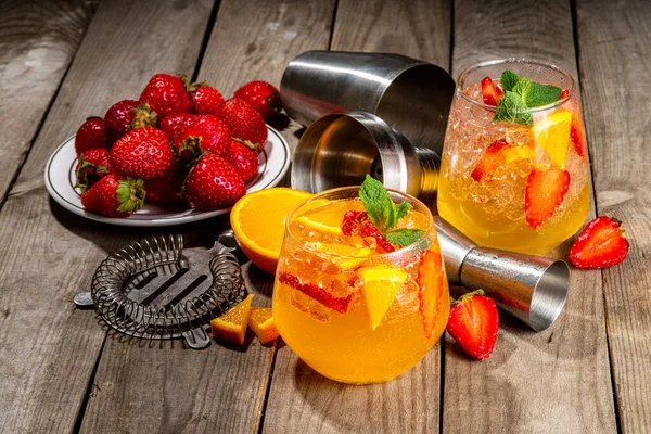 自家製夏スパークリング白ワインサングリア 冷たいフィズフルーツとベリー入りのアルコール飲料 新鮮なイチゴとオレンジのノンアルコールレモネード コピースペース — ストック写真