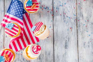 Bağımsızlık Günü 4 Temmuz Tebrikler. Gaziler Günü. Amerikan Anayasası tatili. Amerikan gelenek tebrik kartı. Amerikan sembollü vatansever ev kekleri.