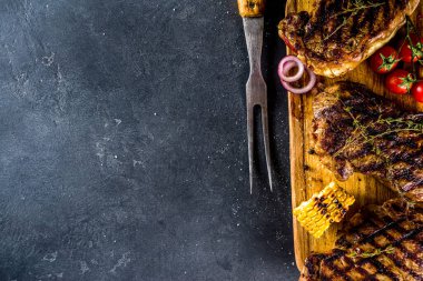 Et arka planı yapıyorum. Koyu gri masa arkasında taze ızgara et. Üst Manzara. Boşluğu kopyala