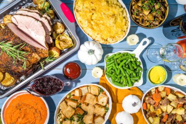 Geleneksel Şükran Günü yemeğiyle birlikte Şükran Günü sofrası. Tavuk, patates püresi, taze fasulye, cevizli turta, fırında domuz eti, peynirli makarna, dolma, modern sert, güneşli, yassı bir ev.