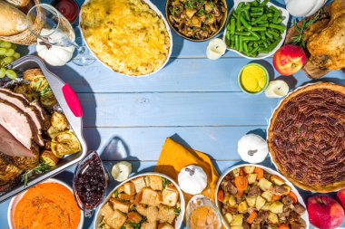 Geleneksel Şükran Günü yemeğiyle birlikte Şükran Günü sofrası. Tavuk, patates püresi, taze fasulye, cevizli turta, fırında domuz eti, peynirli makarna, dolma, modern sert, güneşli, yassı bir ev.