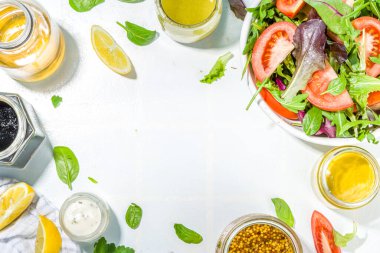 Ev yapımı salata sosu çeşitleri. Çeşitli salata sosları, yağ, vinaigrette, hardal, mayonez, çiftlik, balzamik, soya, yoğurt sosları.