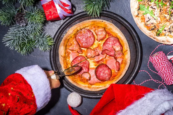 Fondo Decorado Navidad Con Pepperoni Champiñones Pizza Con Las Manos — Foto de Stock
