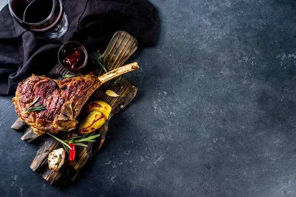 Et arka planı yapıyorum. Koyu gri masa arkasında taze ızgara et. Üst Manzara. Boşluğu kopyala