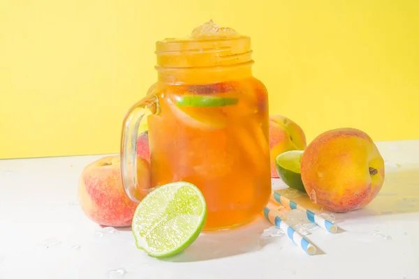 Summer Cold Refreshment Drink Traditional Iced Peach Tea Cocktail Crushed — Stock Photo, Image