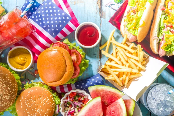 독립기념일 독립기념일 애국적 음식이야 햄버거 핫도그 나무로 식탁을 — 스톡 사진