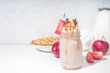 Elmalı turta püresi. Geleneksel sonbahar elmalı cevizli kokteyl, beyaz arkaplan kopyalama alanı