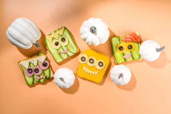 Verschiedene Lustige Monster Halloween Sandwiches Set Sortiment Kreativer Frühstückssnack Toasts — Stockfoto