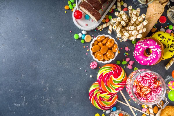 Seleção Doces Coloridos Conjunto Vários Doces Chocolates Rosquinhas Biscoitos Pirulitos — Fotografia de Stock