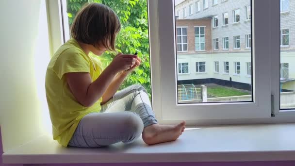 Μοναξιά Ψηφιακός Εθισμός Στα Gadgets Κορίτσι Μαθήτρια Ενθουσιασμό Παίζει Παιχνίδι — Αρχείο Βίντεο