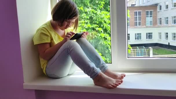 Samotność Cyfrowe Uzależnienie Gadżetów Dziewczyna Uczennica Entuzjastycznie Gra Smartfona Komunikuje — Wideo stockowe