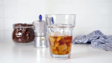 Köpüklü kahve içeceği. Kahveli espresso, karbonatlı maden suyu ve ezilmiş buz, kahve makinesi, beyaz arka planda kavrulmuş kahve çekirdeği fotokopi alanı.