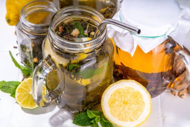 Ev yapımı soğuk demleme çayı. Çeşitli sağlıklı yaz içecekleri, mason kavanozunda soğuk, yavaş demlenmiş çay, yaz soğuğu veya sıcak içecekler, beyaz arka planda fotokopi alanı.