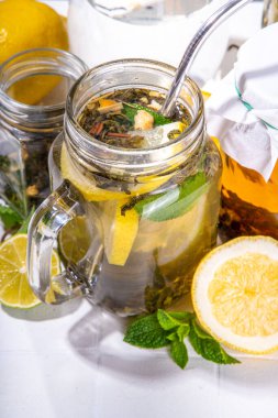 Ev yapımı soğuk demleme çayı. Çeşitli sağlıklı yaz içecekleri, mason kavanozunda soğuk, yavaş demlenmiş çay, yaz soğuğu veya sıcak içecekler, beyaz arka planda fotokopi alanı.