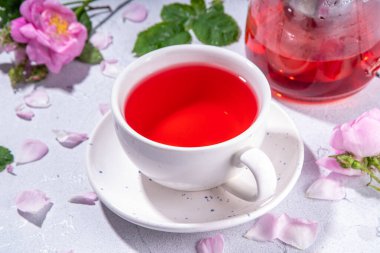 Gül tomurcukları çay, organik bitkisel çay taze gül çiçekleri, çaydanlık ve fincanda, kopyalama alanı